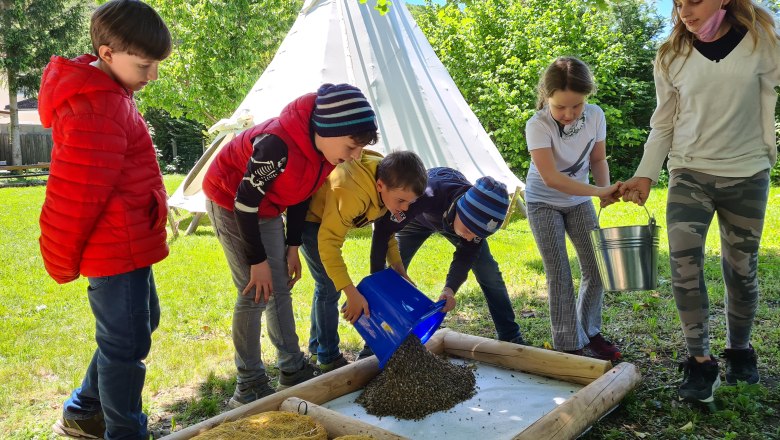 Befüllen durch die Kinder, © VS Hinterbrühl