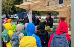 Kinder am Stand beim Bildungstag
