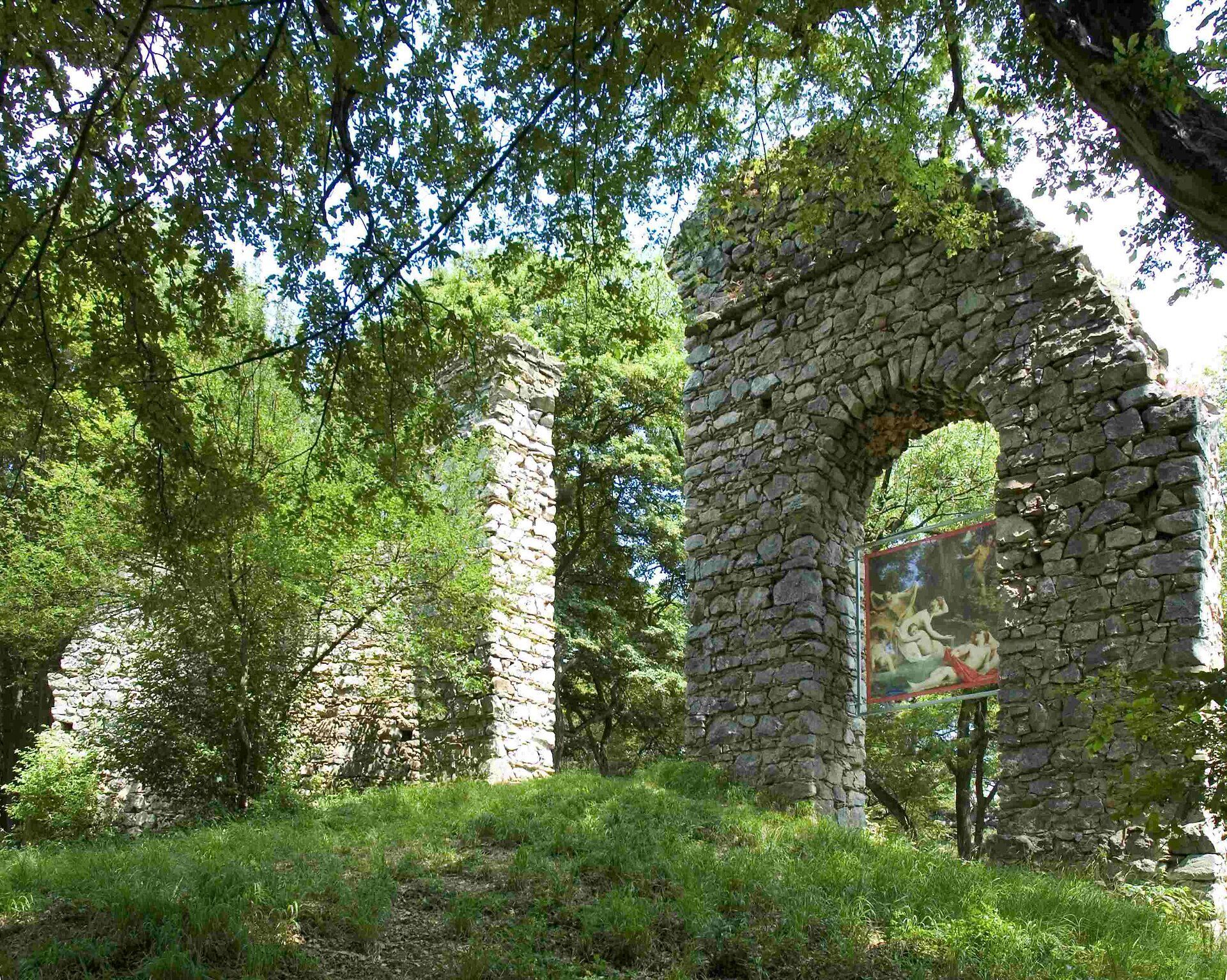 Umgeben von üppigem Grün und majestätischen Bäumen, strahlt der Dianatempel eine ruhige und mystische Atmosphäre aus. Die sanften Lichtstrahlen, die durch das Blätterdach fallen, laden dazu ein, die Schönheit der Natur zu genießen und einen Moment der Besinnung zu finden.