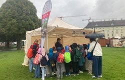 Kinder besuchen die Station am Bildungstag