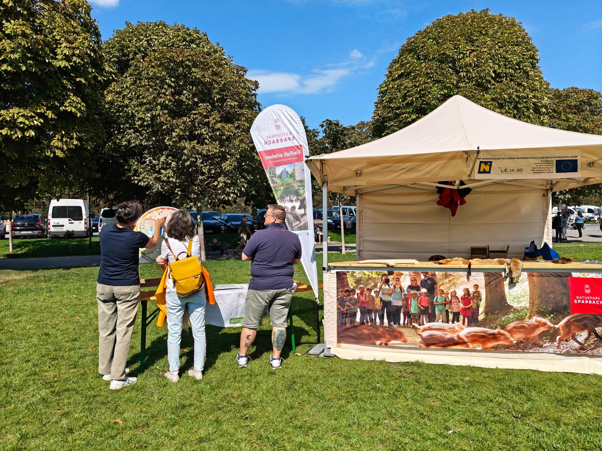 Interessierte Besucher:innen am Stand
