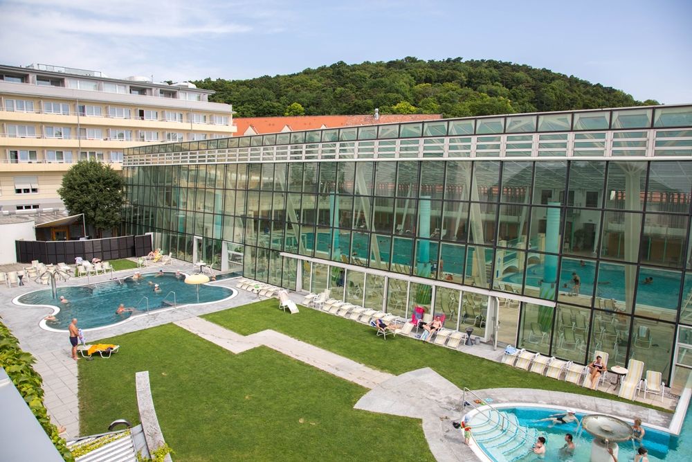 Außenansicht der Römertherme Baden mit Pool und Glasfassade.