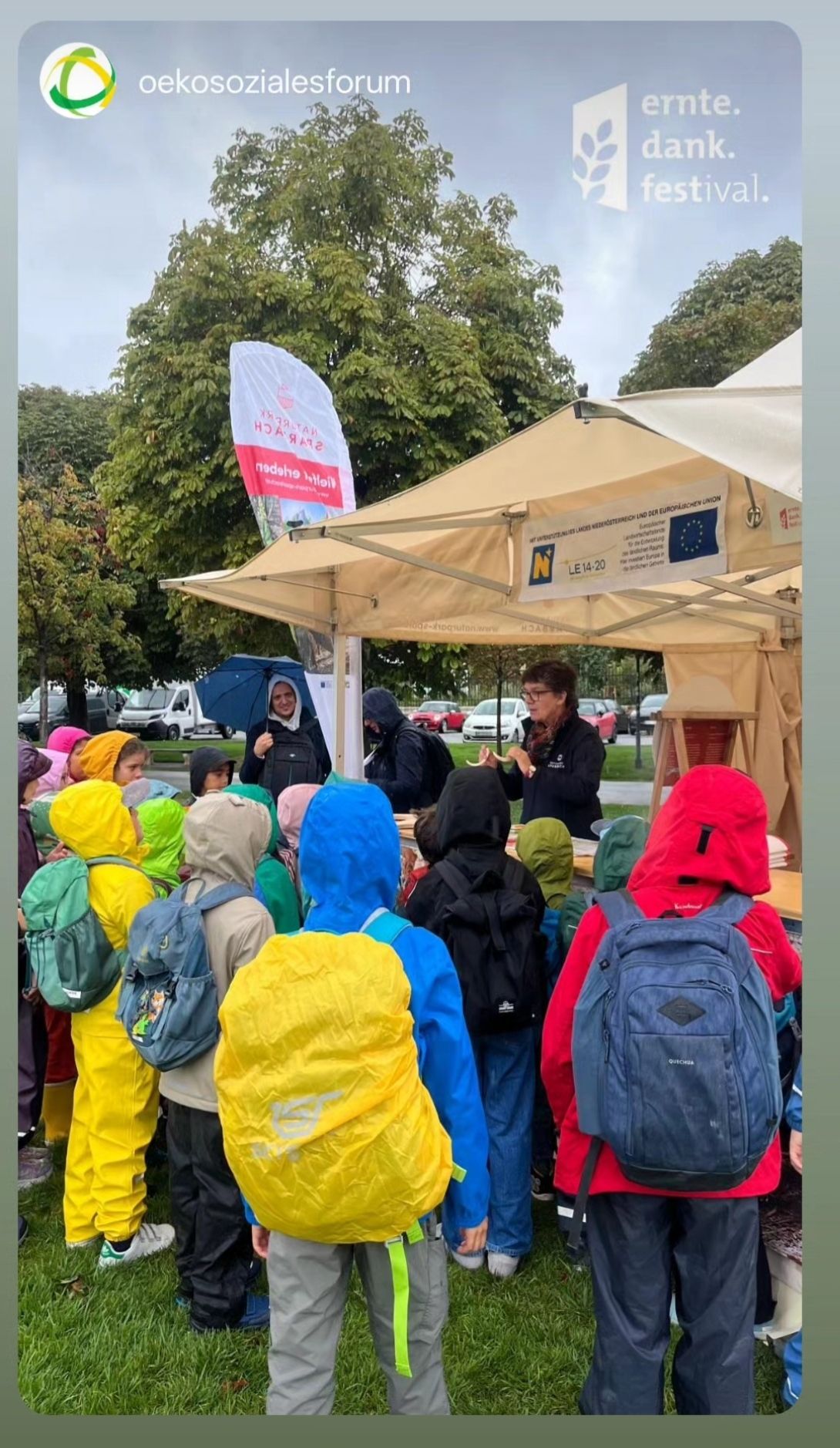Kinder am Stand beim Bildungstag