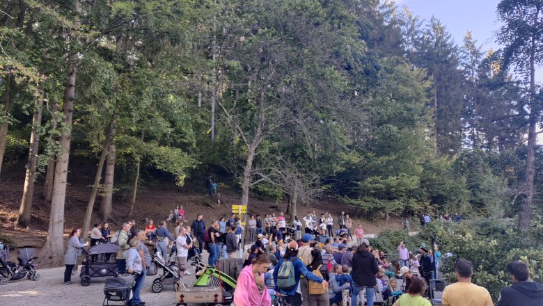 viele begeisterte Mitmachende beim Mitmachkonzert, © Naturpark Sparbach