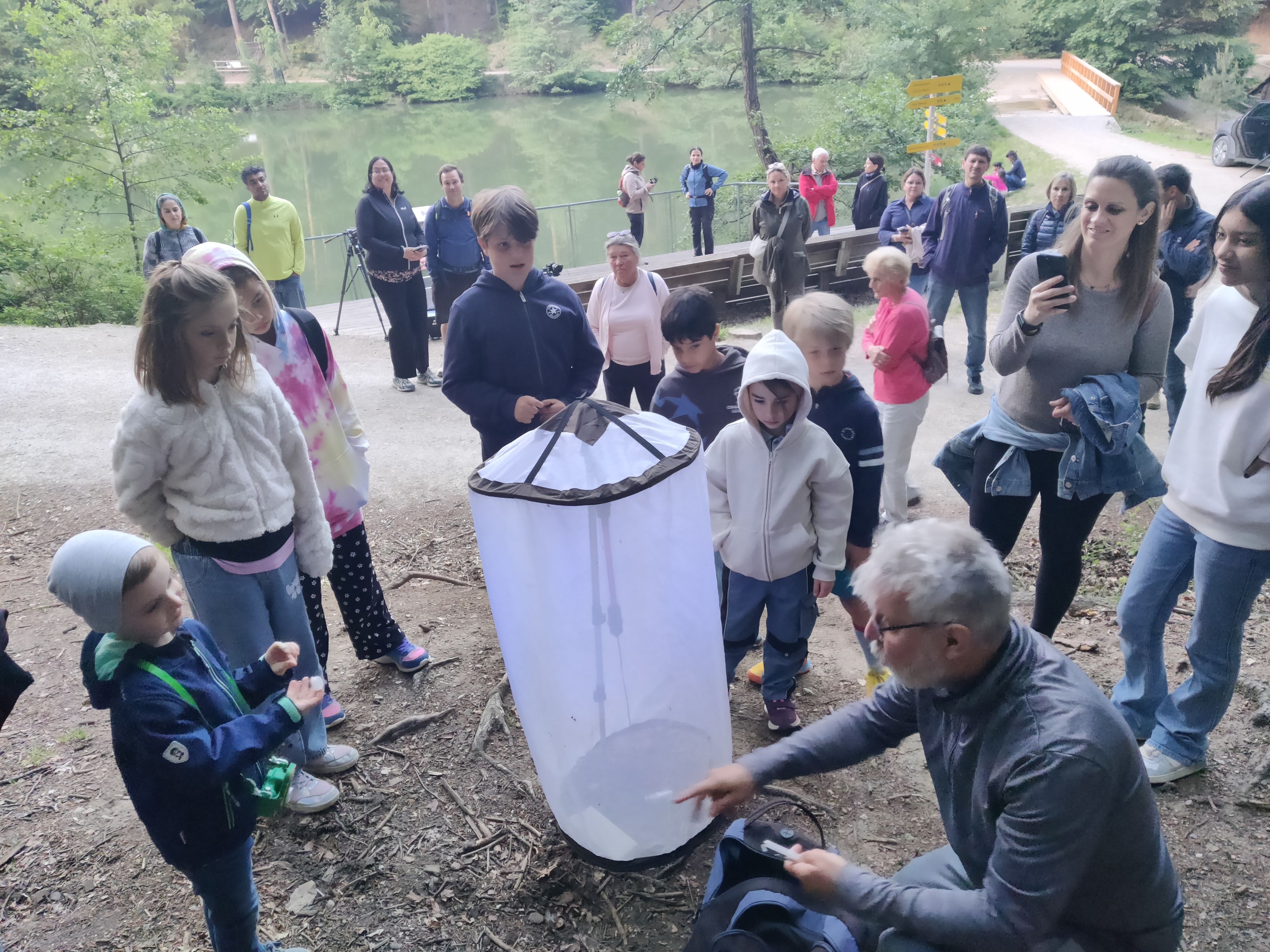Kinder helfen beim Aufbau des Leuchtturms