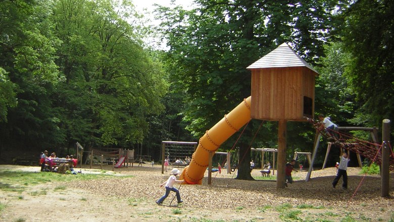 Spielplatz im Naturpark Sparbach mit Rutsche und Kletterger&uuml;st.