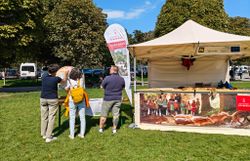 Interessierte Besucher:innen am Stand