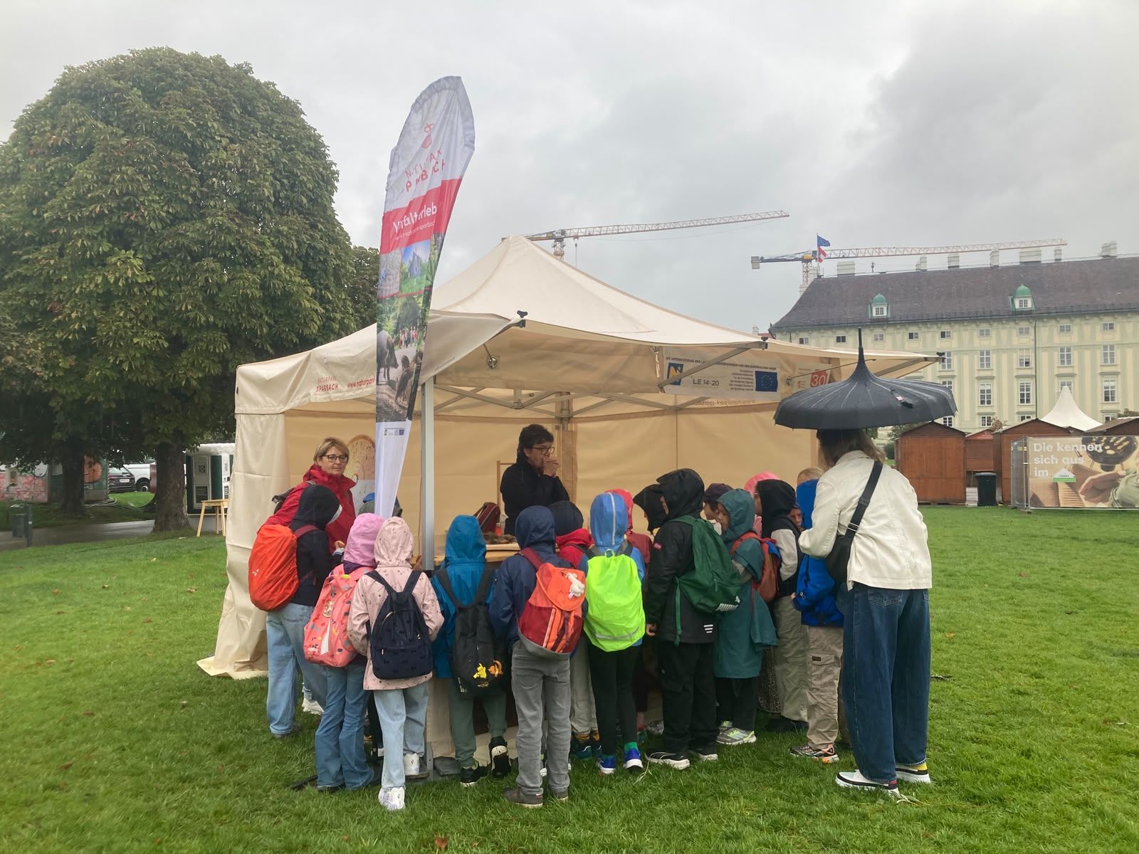 Kinder besuchen die Station am Bildungstag