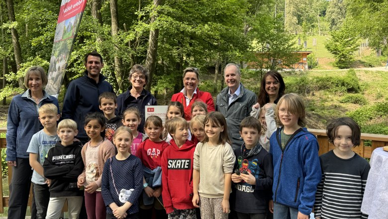 Klasse der Naturpark Schule gemeinsam mit Frau LR Rosenkranz, Herrn Bürgermeister Moser an der Wasserstation, © Büro LR Rosenkranz