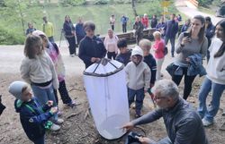 Kinder helfen beim Aufbau des Leuchtturms