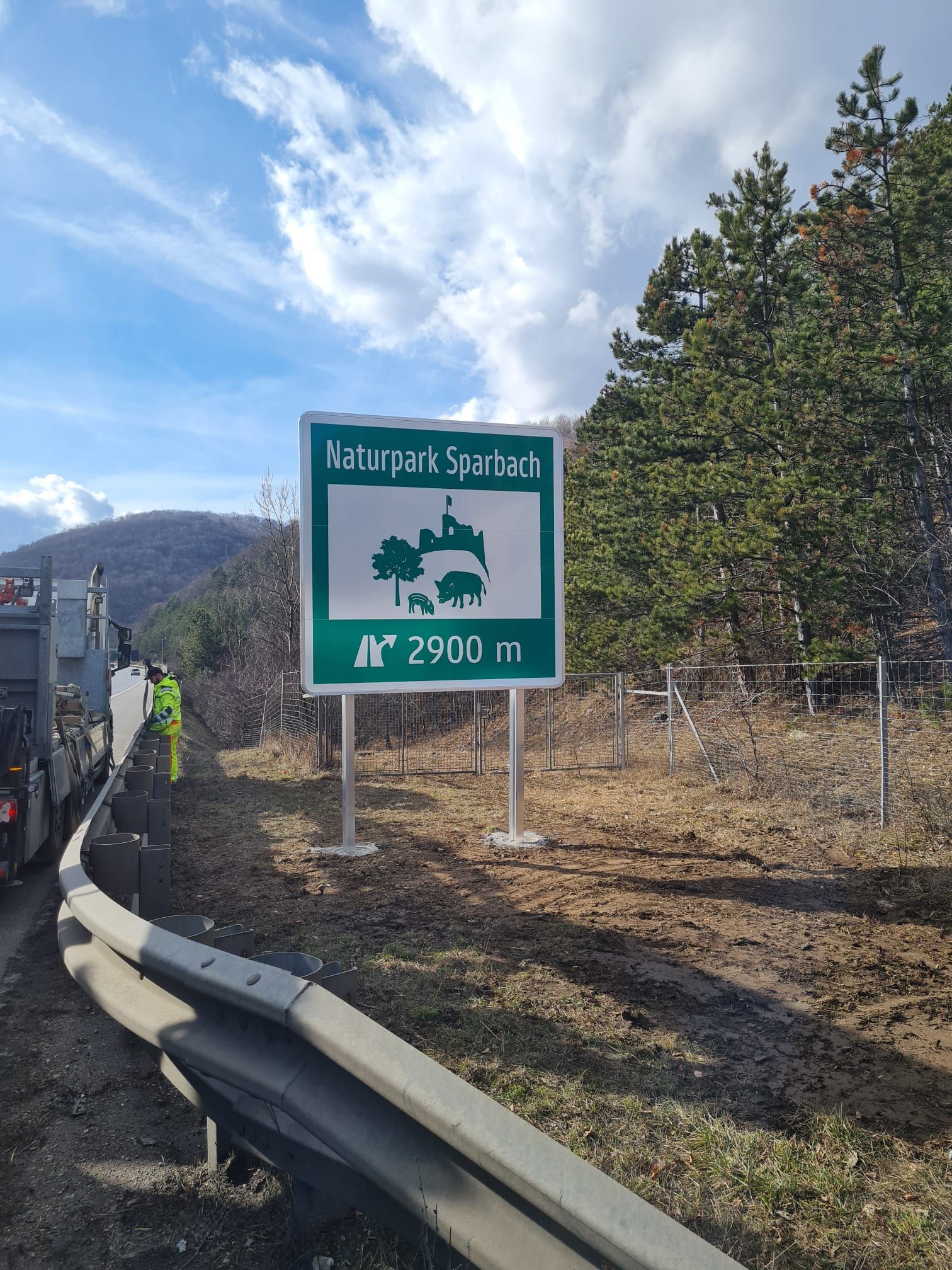 Ankündigungstafel an der Autobahn
