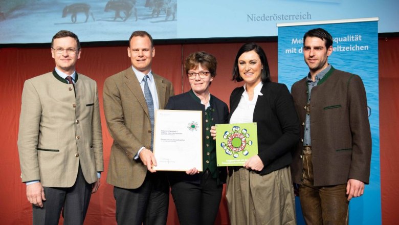 Verleihung durch Frau BM Elisabeth Köstinger, © BMNT/Paul Gruber