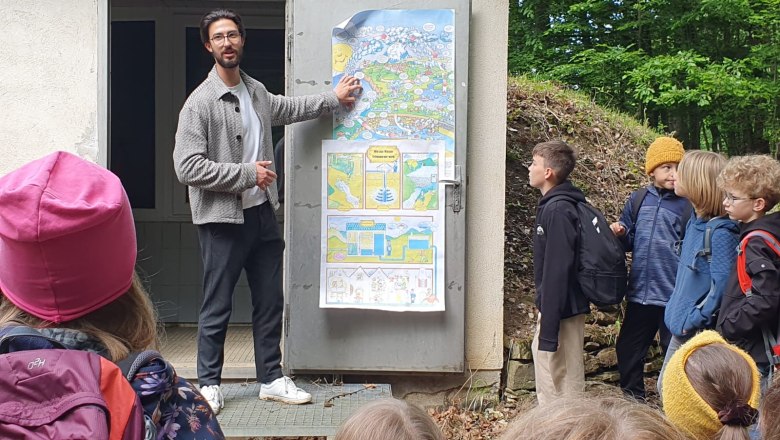 Herr Weber vom WLV erklärt, wie Wasserversorgung funktioniert, © Naturpark Sparbach